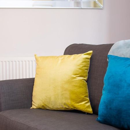 Parking, Garden, En-Suite & Tv'S In All Rooms, Large Living Space 스완지 외부 사진