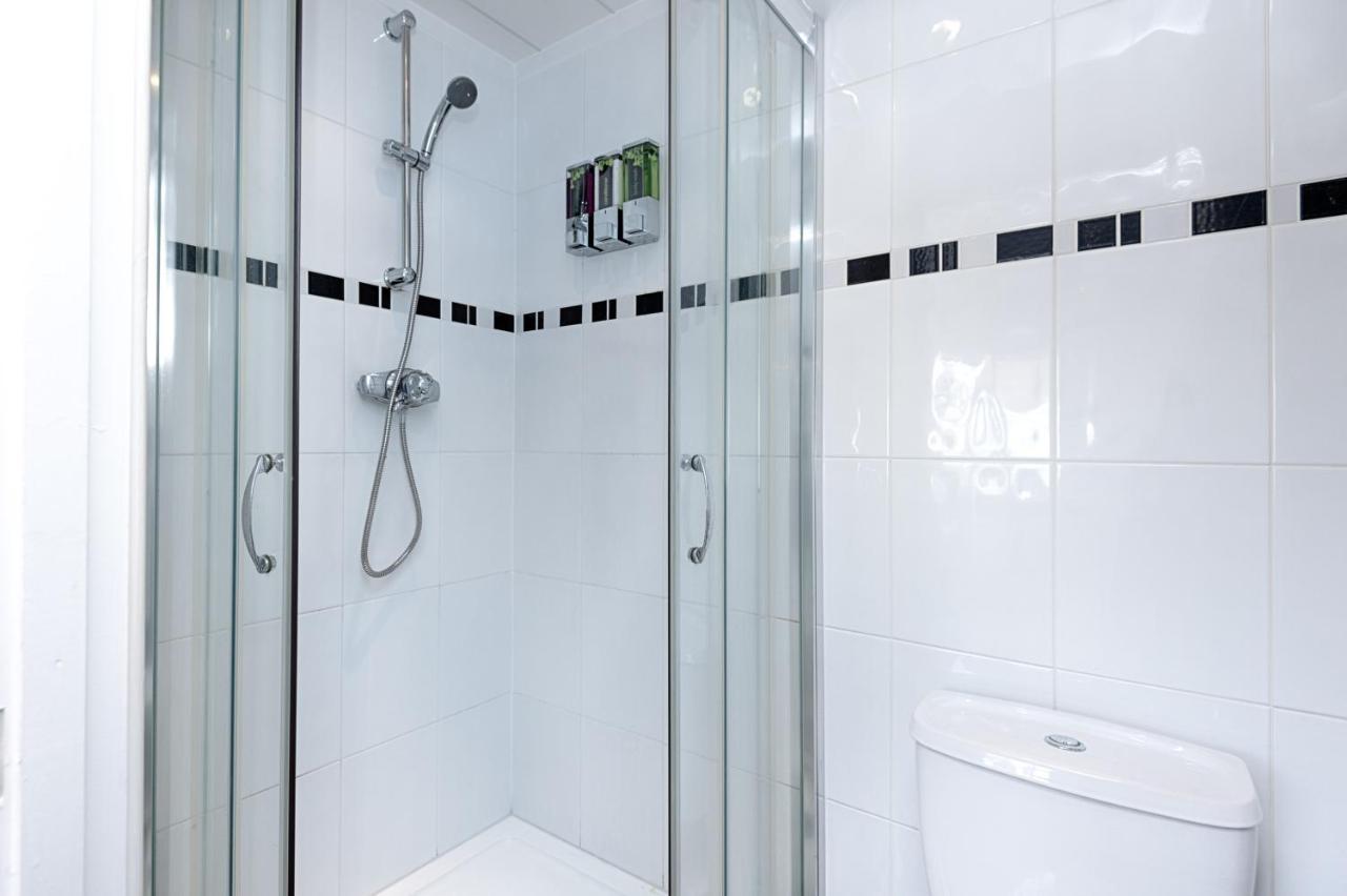Parking, Garden, En-Suite & Tv'S In All Rooms, Large Living Space 스완지 외부 사진