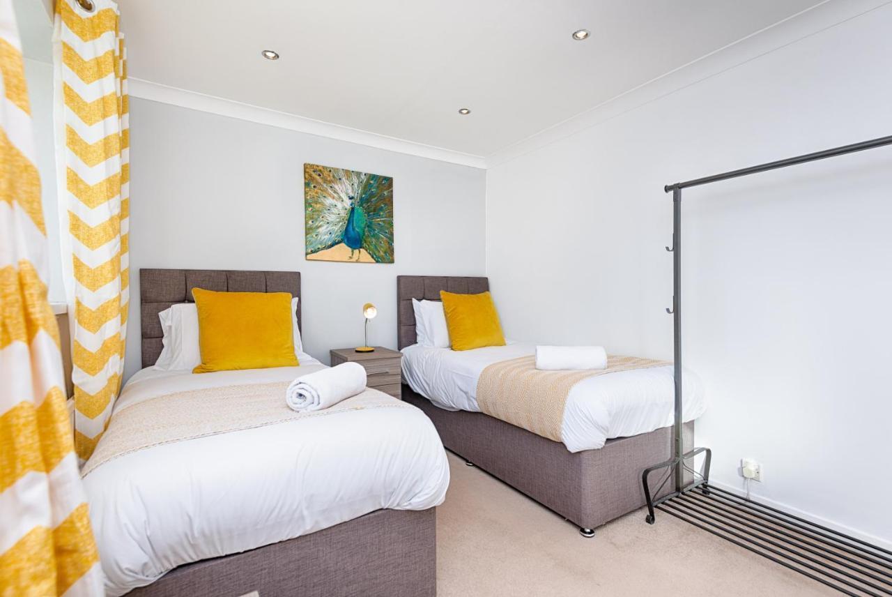 Parking, Garden, En-Suite & Tv'S In All Rooms, Large Living Space 스완지 외부 사진