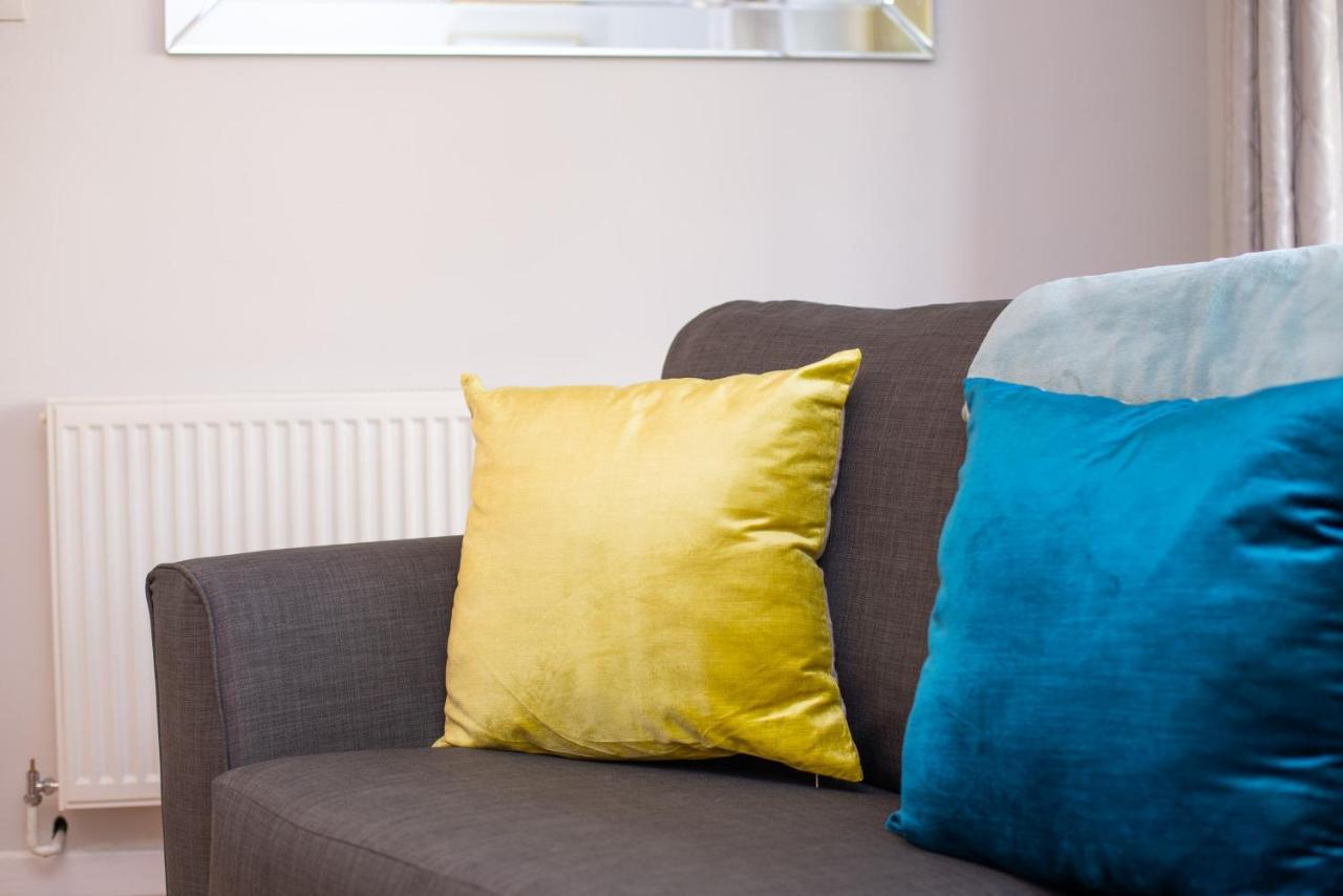 Parking, Garden, En-Suite & Tv'S In All Rooms, Large Living Space 스완지 외부 사진