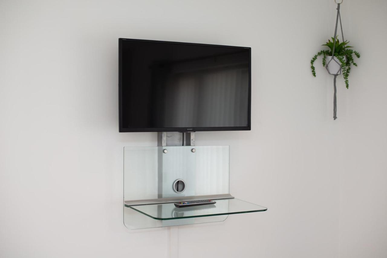 Parking, Garden, En-Suite & Tv'S In All Rooms, Large Living Space 스완지 외부 사진