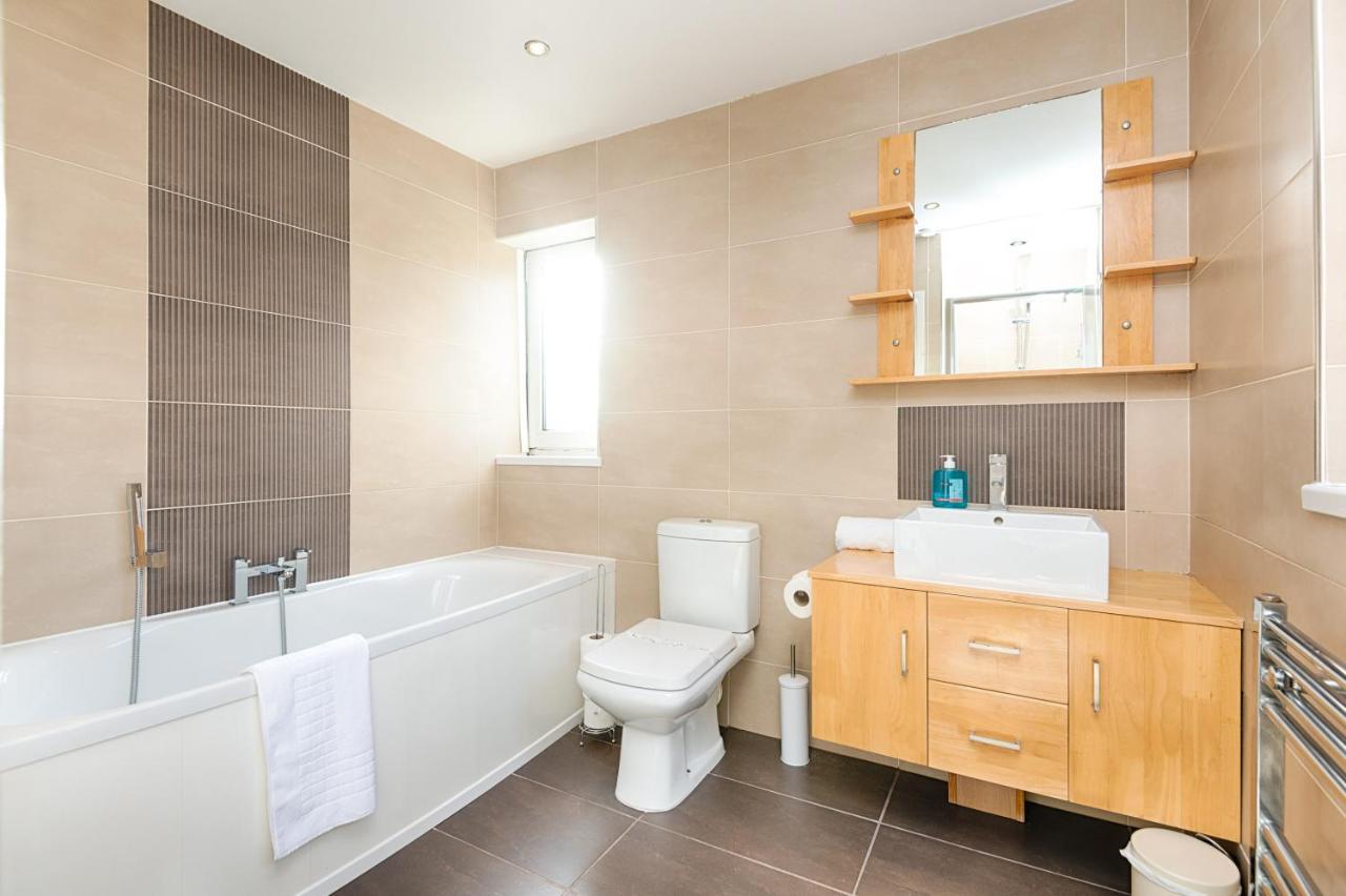 Parking, Garden, En-Suite & Tv'S In All Rooms, Large Living Space 스완지 외부 사진