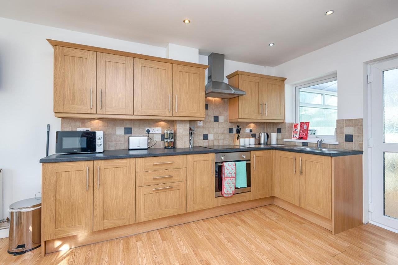 Parking, Garden, En-Suite & Tv'S In All Rooms, Large Living Space 스완지 외부 사진
