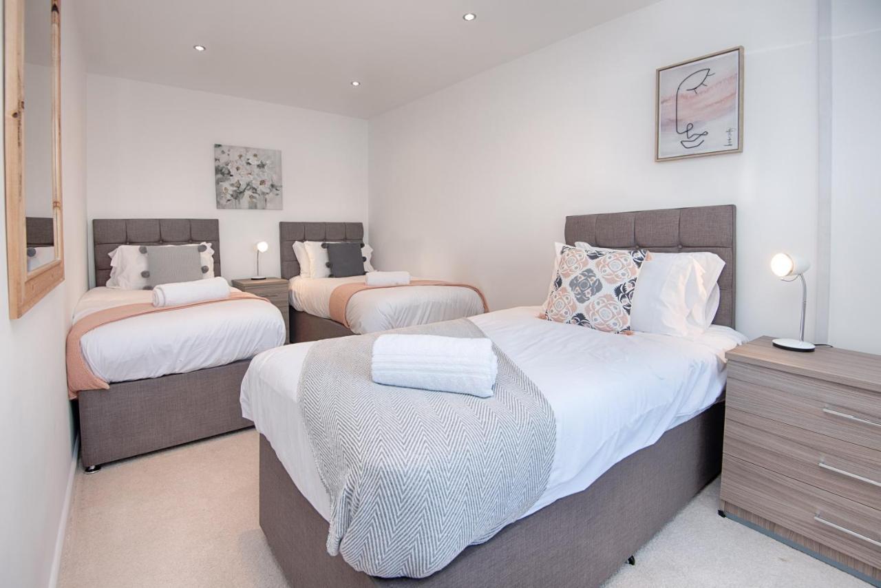 Parking, Garden, En-Suite & Tv'S In All Rooms, Large Living Space 스완지 외부 사진
