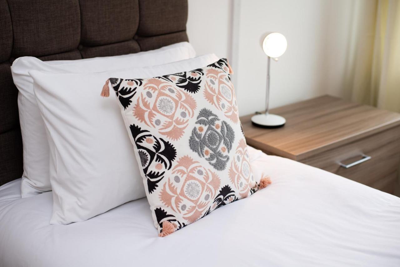 Parking, Garden, En-Suite & Tv'S In All Rooms, Large Living Space 스완지 외부 사진