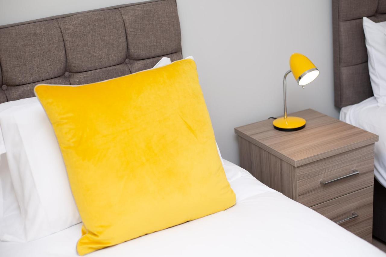 Parking, Garden, En-Suite & Tv'S In All Rooms, Large Living Space 스완지 외부 사진