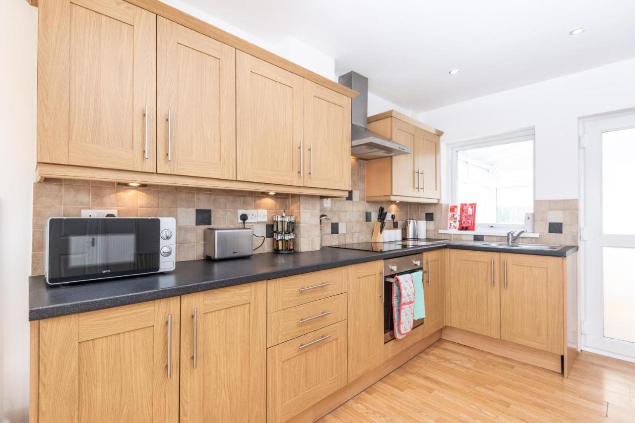 Parking, Garden, En-Suite & Tv'S In All Rooms, Large Living Space 스완지 외부 사진