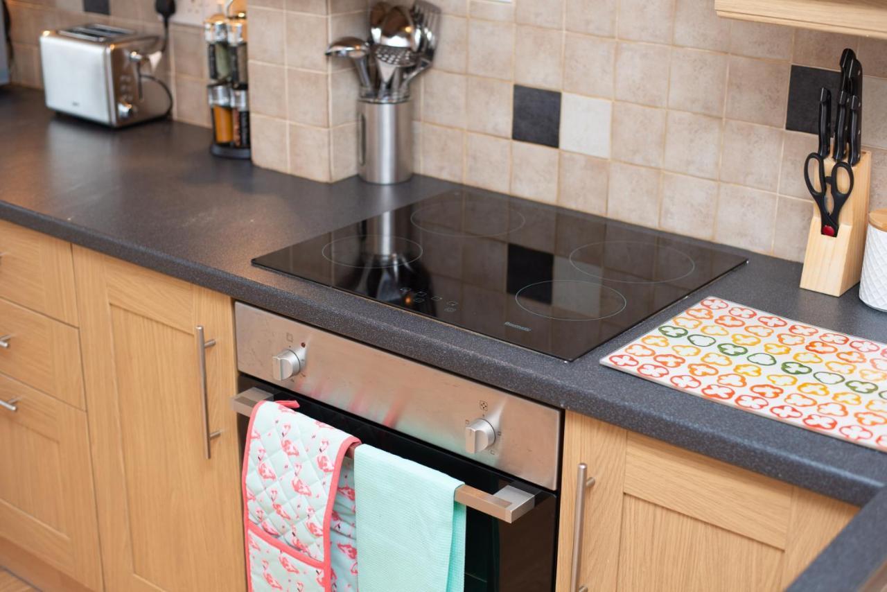 Parking, Garden, En-Suite & Tv'S In All Rooms, Large Living Space 스완지 외부 사진